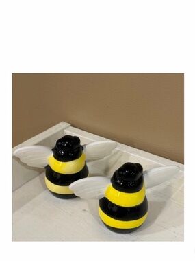 NEW Ceramic Bumble Bee Salt & Pepper Shaker Set Black Yellow Kitchen Decor Cute